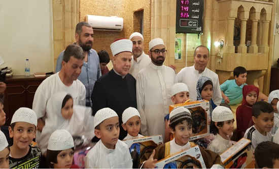 الخصاونة يكرم اطفالا لتشجيعهم على البدء بأداء فريضة الصلاة الخصاونة يكرم اطفالا لتشجيعهم على البدء بأداء فريضة الصلاة
