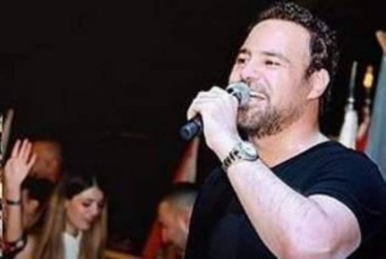 عاصي الحلاني يقبل يد فتاة عاصي الحلاني يقبل يد فتاة