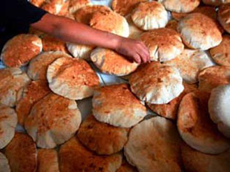 لبنانيون يسارعون لتأمين المواد الغذائية بعد استنفار المعارضة  