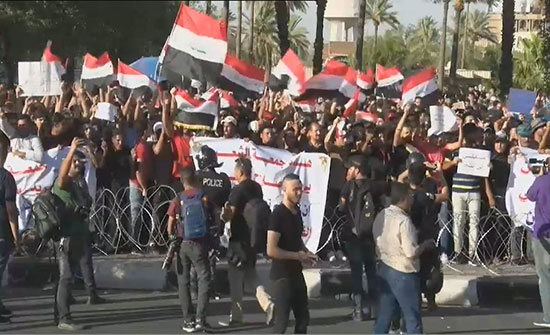 حكومة العراق تعد بتنفيذ مطالب المحتجين سريعا حكومة العراق تعد بتنفيذ مطالب المحتجين سريعا