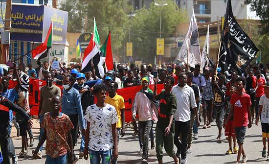 محتجون في الخرطوم يطالبون بإطلاق سراح "المعتقلين السياسيين" محتجون في الخرطوم يطالبون بإطلاق سراح "المعتقلين السياسيين"