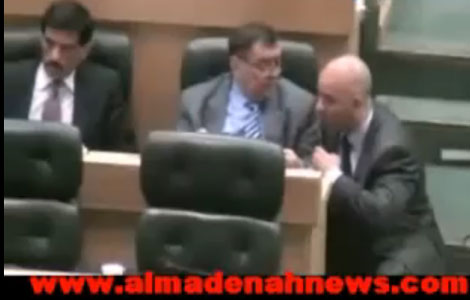 عندما يجلس وزير تكنولوجيا المعلومات على الدرج ( فيديو ) 