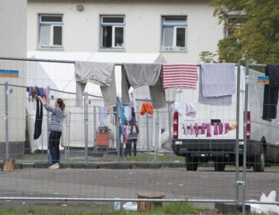 لاجىء سوري في المانيا يرمي أبناءه الثلاثة من النافذة.. اليكم القصة