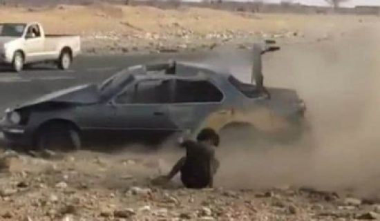 شاهد .. مفحط عماني تقذف به سيارته بعد انقلابها المروع عدة مرات