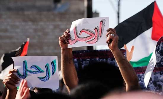 مظاهرات بالضفة ضد عباس.. وقمع في رام الله (شاهد) مظاهرات بالضفة ضد عباس.. وقمع في رام الله (شاهد)