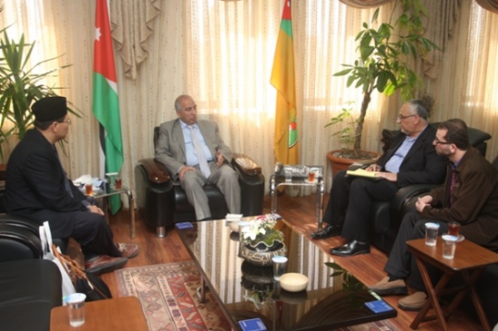 "واء تنجوغ السنغافورية" تبحث زيادة أعداد طلبتها في "الأردنية"