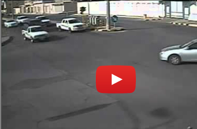 كاميرا محل ترصد حادث تصادم عنيف بسبب قطع اشارة