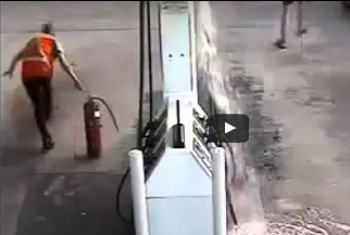 شاهد..  زوجان يسرقان  البنزين من محطة وقود