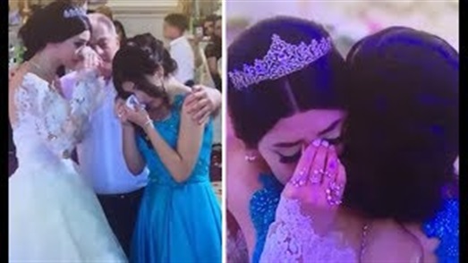 بالفيديو.. عروس تنهار من البكاء مع شقيقتها بعد غنائها لها بصوت رائع بالفيديو.. عروس تنهار من البكاء مع شقيقتها بعد غنائها لها بصوت رائع