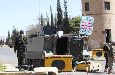 مسلحو الحوثي يختطفون متظاهرين ويعتدون على آخرين ويغلقون ساحة التغيير بصنعاء