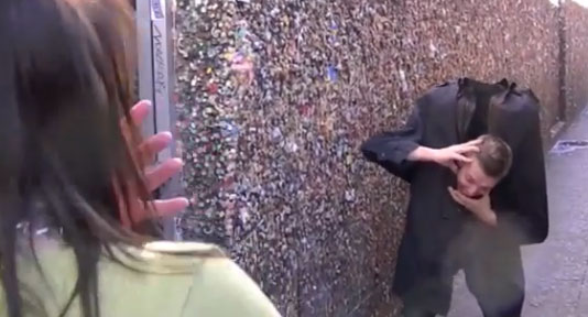 ساحر يثير الذعر فى شوارع أمريكا بعد إسقاطه رأسه عدة مرات " فيديو "