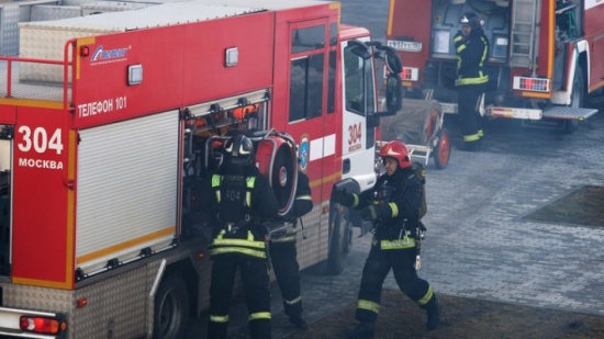 حريق يلتهم أحد مباني وزارة الدفاع الروسية في موسكو (فيديو)