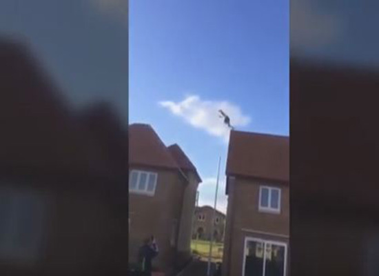 بالفيديو: شاب يقفز من سطح بناء سكني بشكل خطير