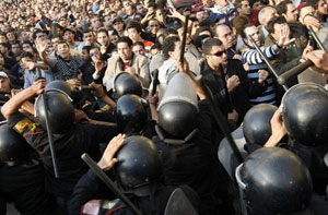 اشتباكات بين الشرطة ومتظاهرين واعتقالات لاجهاض الاحتجاجات 