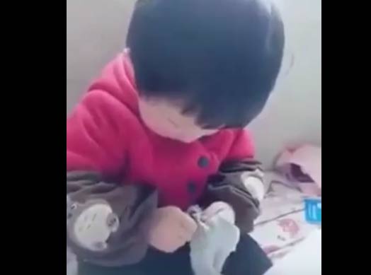 فيديو : طفل يخيط ملابسه