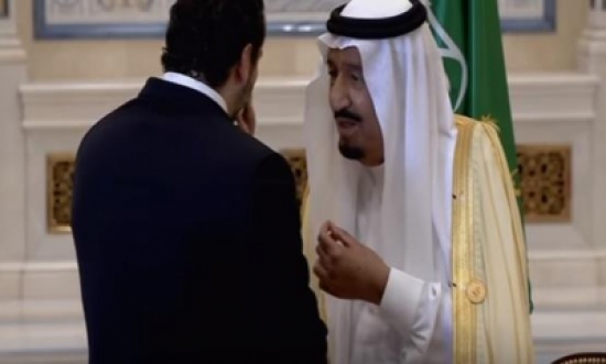 بالفيديو: خادم الحرمين يمازح رئيس الوزراء اللبناني سعد الحريري بسؤاله عن ذقنه بالفيديو: خادم الحرمين يمازح رئيس الوزراء اللبناني سعد الحريري بسؤاله عن ذقنه