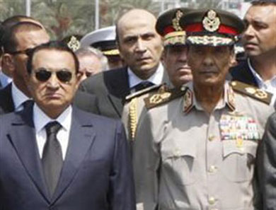 صحيفة بريطانية: الجيش قد يكون مرشحا لتولي السلطة حال غياب القيادة السياسية في مصر