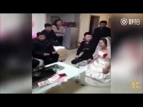 عروس تلقي بمهرها في وجه حماها اعتراضا على قيمته “فيديو” عروس تلقي بمهرها في وجه حماها اعتراضا على قيمته “فيديو”