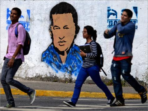 شافيز يدير فنزويلا من كوبا