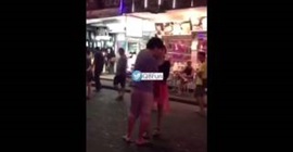 بالفيديو.. «ضربة قوية» من «تايلندية» لزوجها وسط الطريق