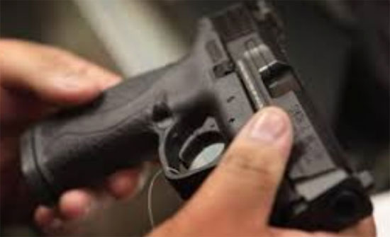 وفاة عشريني برصاصة من سلاحه اخترقت رأسه.. تفاصيل