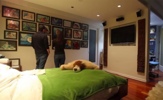 أمريكي يحتفل بعيد ميلاد زوجته في 22 دولة