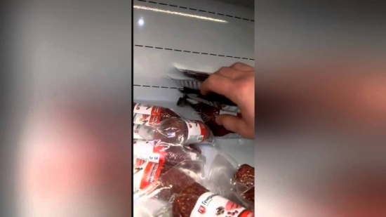 شاهد فأر على أحد الرفوف في سوبر ماركت