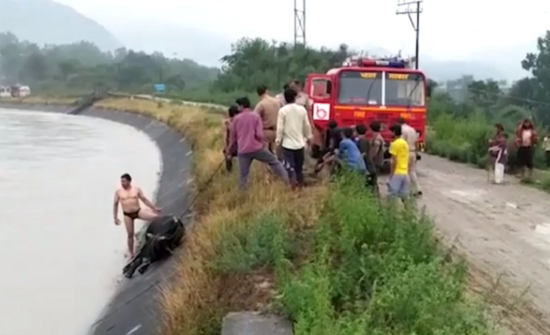 لحظة إنقاذ ثور سقط في قناة مائية