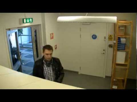 موظفون في مختبر يفجرون مدفع بزميلهم كمزحة !