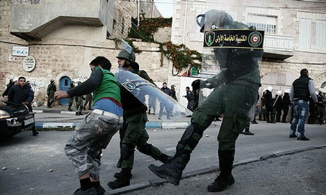 ظاهرة خطيرة : مواجهات عنيفة بين قوات الأمن الفلسطيني وشبان في مدينة الخليل ( فيديو وصور ) ظاهرة خطيرة : مواجهات عنيفة بين قوات الأمن الفلسطيني وشبان في مدينة الخليل ( فيديو وصور )