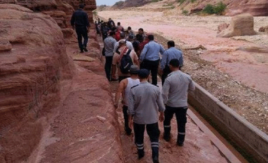 إنقاذ طلبة مدرسة حاصرتهم مياه الأمطار بالأغوار الجنوبية إنقاذ طلبة مدرسة حاصرتهم مياه الأمطار بالأغوار الجنوبية