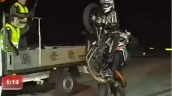 تبديل عجل دراجة نارية بطريقة احترافية