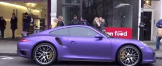 شاهد..  سيارة بحرينية فارهة تستعرض في لندن