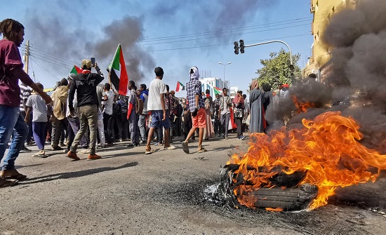 السودان.. متظاهرون في الخرطوم يتجهون نحو القصر الرئاسي السودان.. متظاهرون في الخرطوم يتجهون نحو القصر الرئاسي