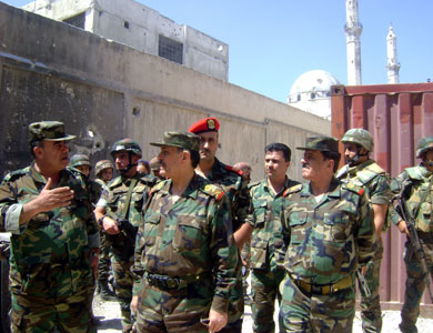 وزير الدفاع السوري يتفقد القوات النظامية في حي الخالدية بحمص وزير الدفاع السوري يتفقد القوات النظامية في حي الخالدية بحمص