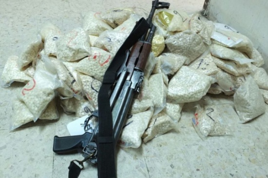 ضبط 220 ألف حبة مخدرة واعتقال شخصين