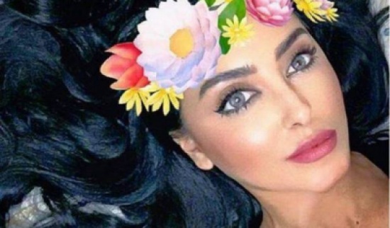 بالصور.. طفلة نازحة تخطف قلب فاتي جمالي بالصور.. طفلة نازحة تخطف قلب فاتي جمالي