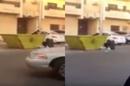 فيديو: امرأة تنبش القمامة بصحبة طفلها