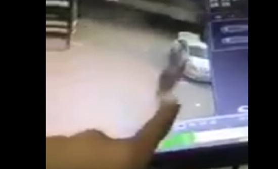 بالفيديو: ردّ فعل شاب لحظة نجاته من الدهس تحت عجلات شاحنة بالفيديو: ردّ فعل شاب لحظة نجاته من الدهس تحت عجلات شاحنة