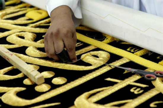 تعرف على مراحل تجهيز كسوة الكعبة وكميات الذهب والفضة المستخدمة في تطريزها