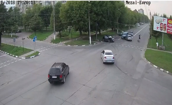 بالفيديو: رد فعل غير متوقع لسائق دهس شابا بسيارته