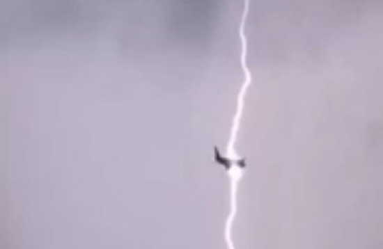 شاهد..برق يضرب طائرة ركاب خلال تحليقها بالجو