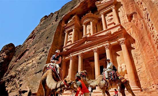 الحكومة : زيادة أعداد السيّاح والزائرين إلى المملكة منذ بداية آذار الحالي