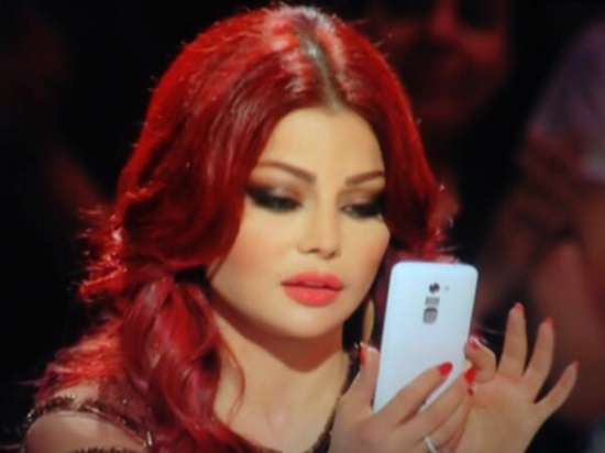 هيفا تلتقط صوراً أمام إليسا على مسرح "شكلك مش غريب" وتضعها بالصدارة هيفا تلتقط صوراً أمام إليسا على مسرح "شكلك مش غريب" وتضعها بالصدارة