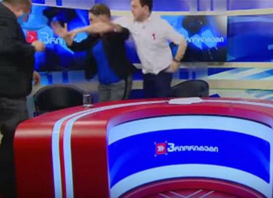 بالفيديو: مذيعة تتلقى ضربة على رأسها بعدما حاولت تهدئة ضيفيها!