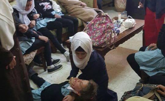 إصابة 70 طالبة بالاختناق في مدرسة بالخليل