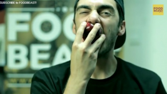 بالفيديو : كيف تأكل تفاحة كاملة ؟؟