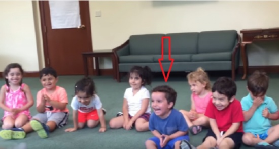 طفل ينقل عدوى الضحك الى الجميع..شاهدوه!