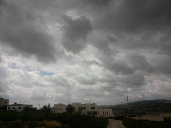 غيوم ورياح نشطة وأجواء مائلة للبرودة .. أجواء أقرب الى الخريفية خلال الأيّام القادمة