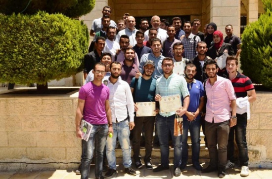 عميد كلية الحصن الجامعية يوزع جوائز مسابقة حفظ القرآن الكريم